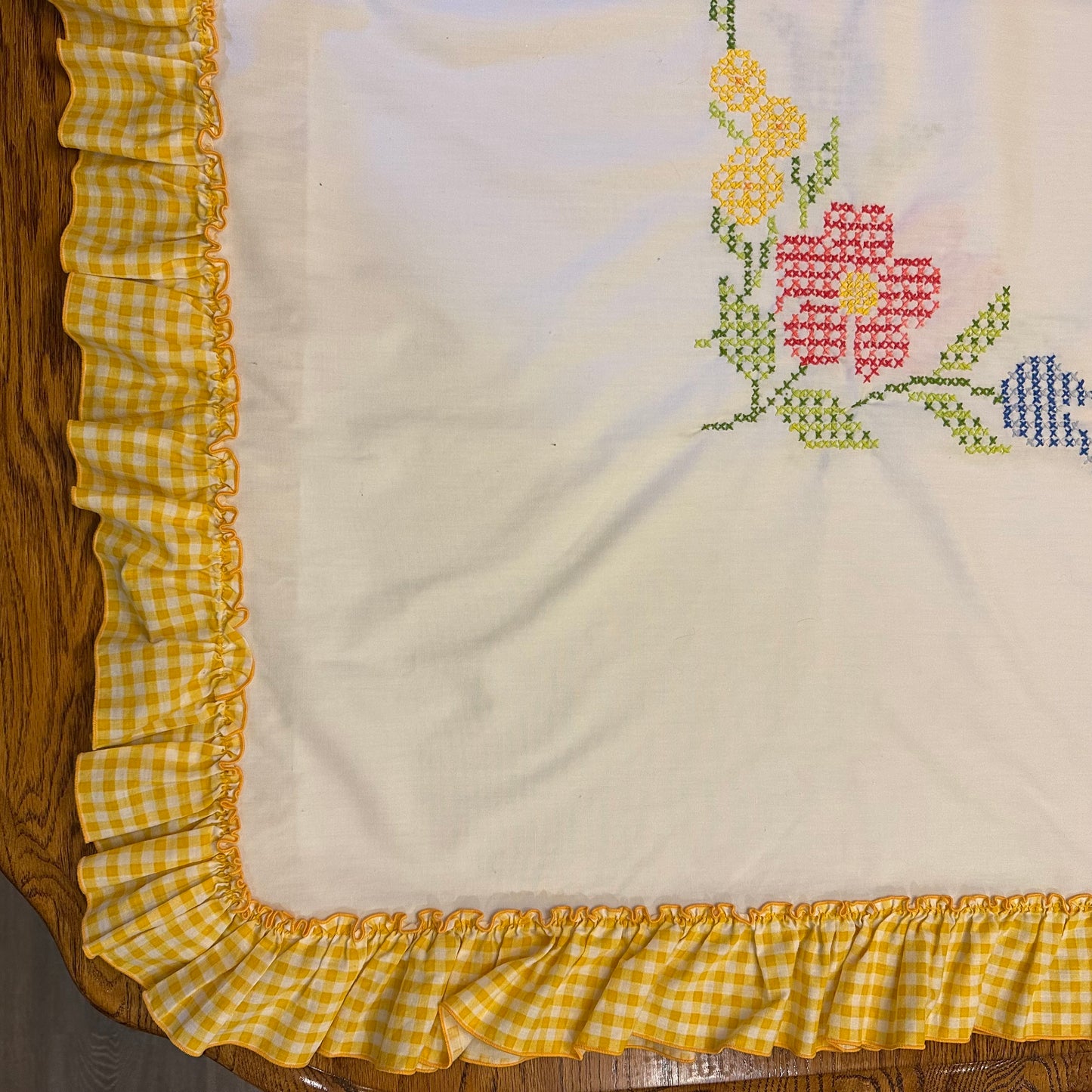 1970s Cross Stitched Floral Pattern Tablecloth, Ruffled Edges, 68 X 50