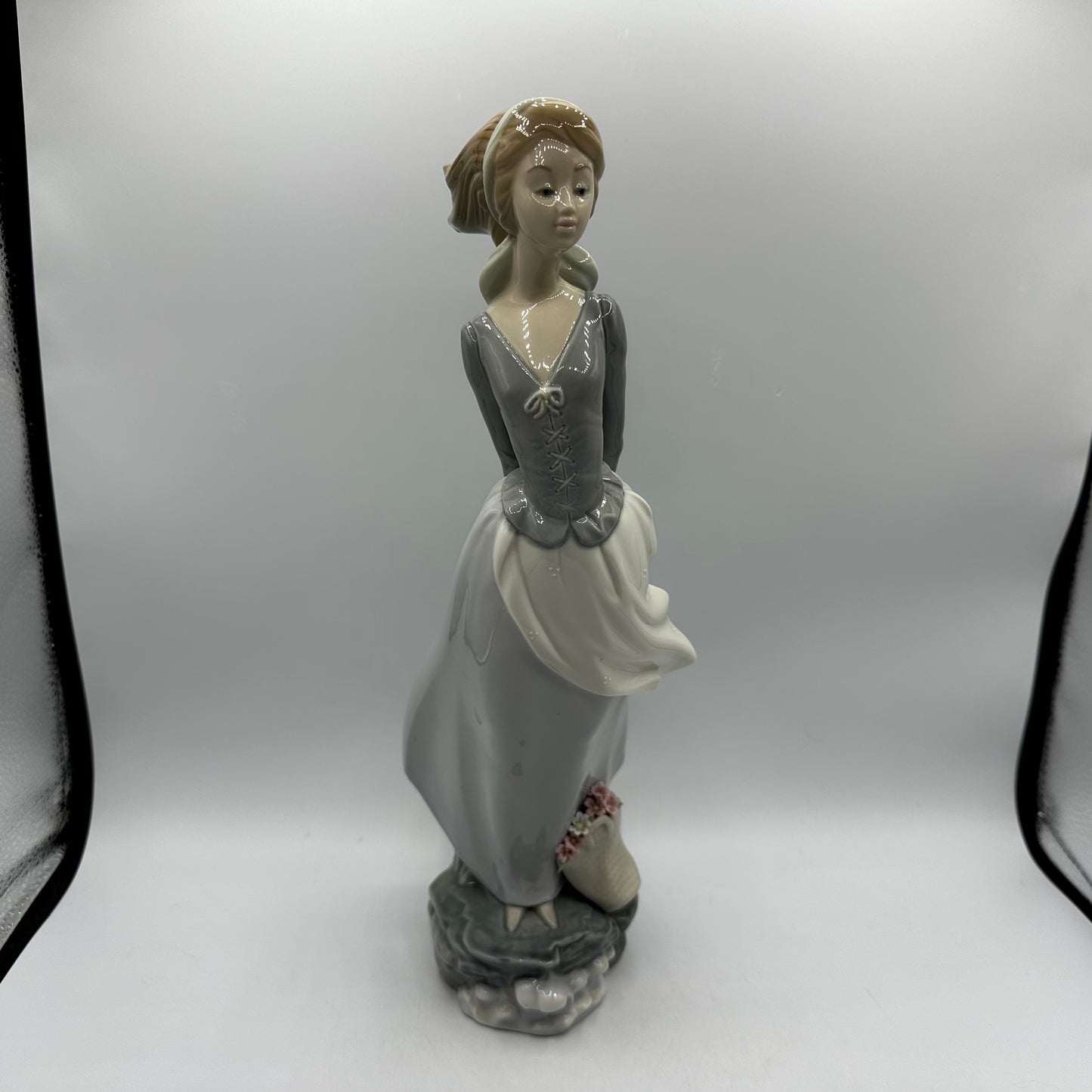 Lladro Porcelain Figurine Windblown Girl #4922 Retired
