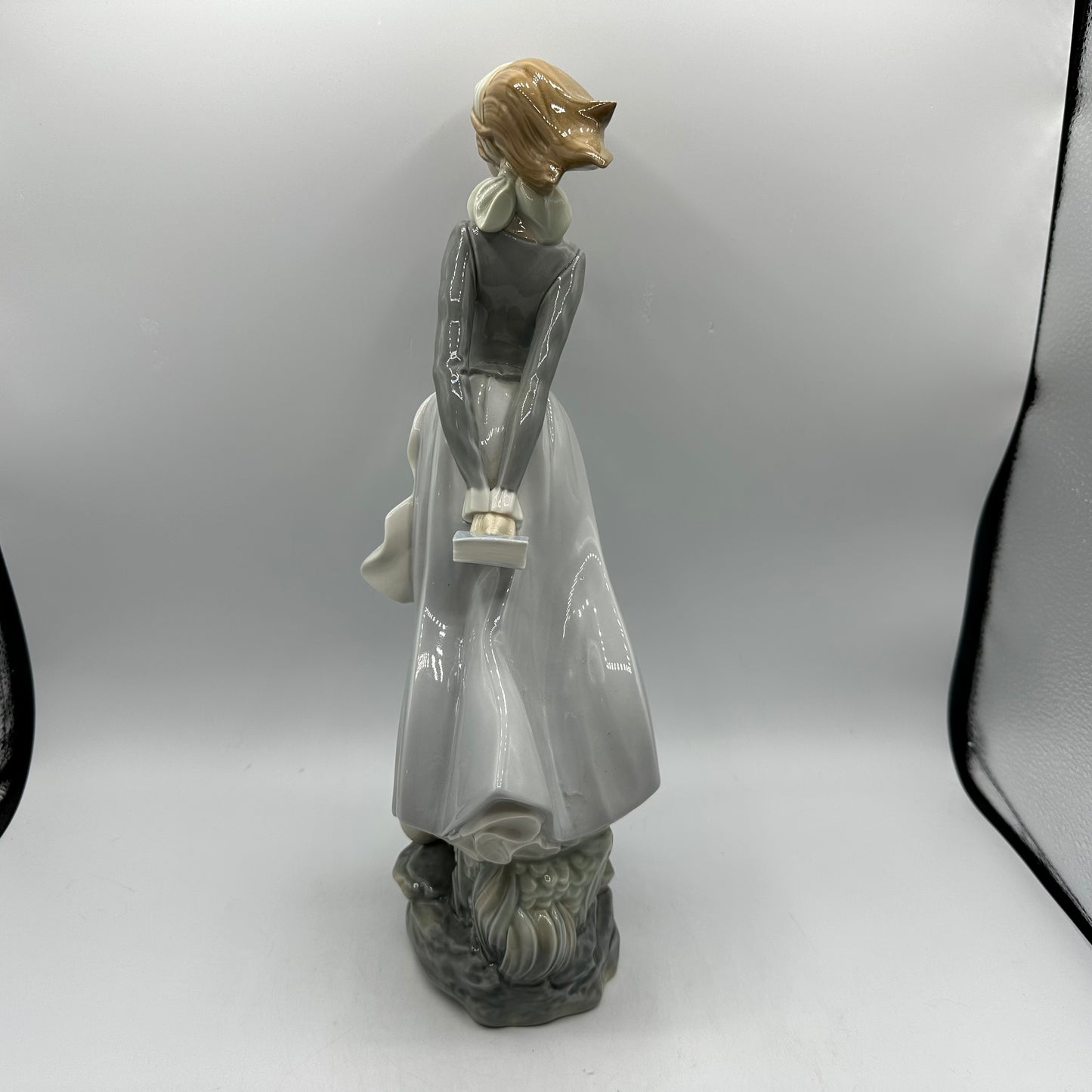 Lladro Porcelain Figurine Windblown Girl #4922 Retired