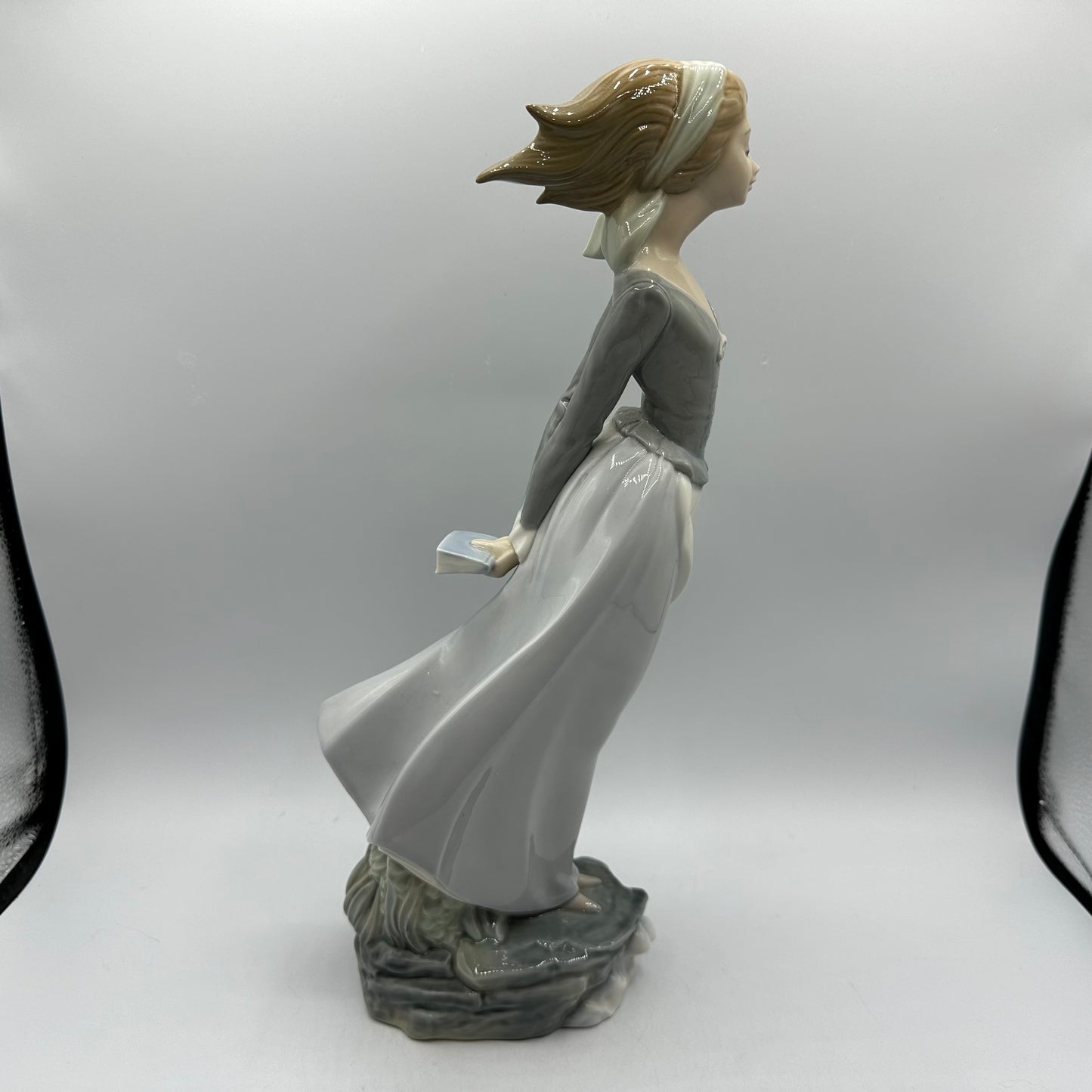 Lladro Porcelain Figurine Windblown Girl #4922 Retired