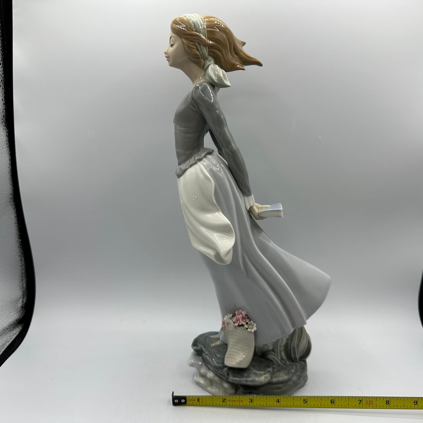 Lladro Porcelain Figurine Windblown Girl #4922 Retired