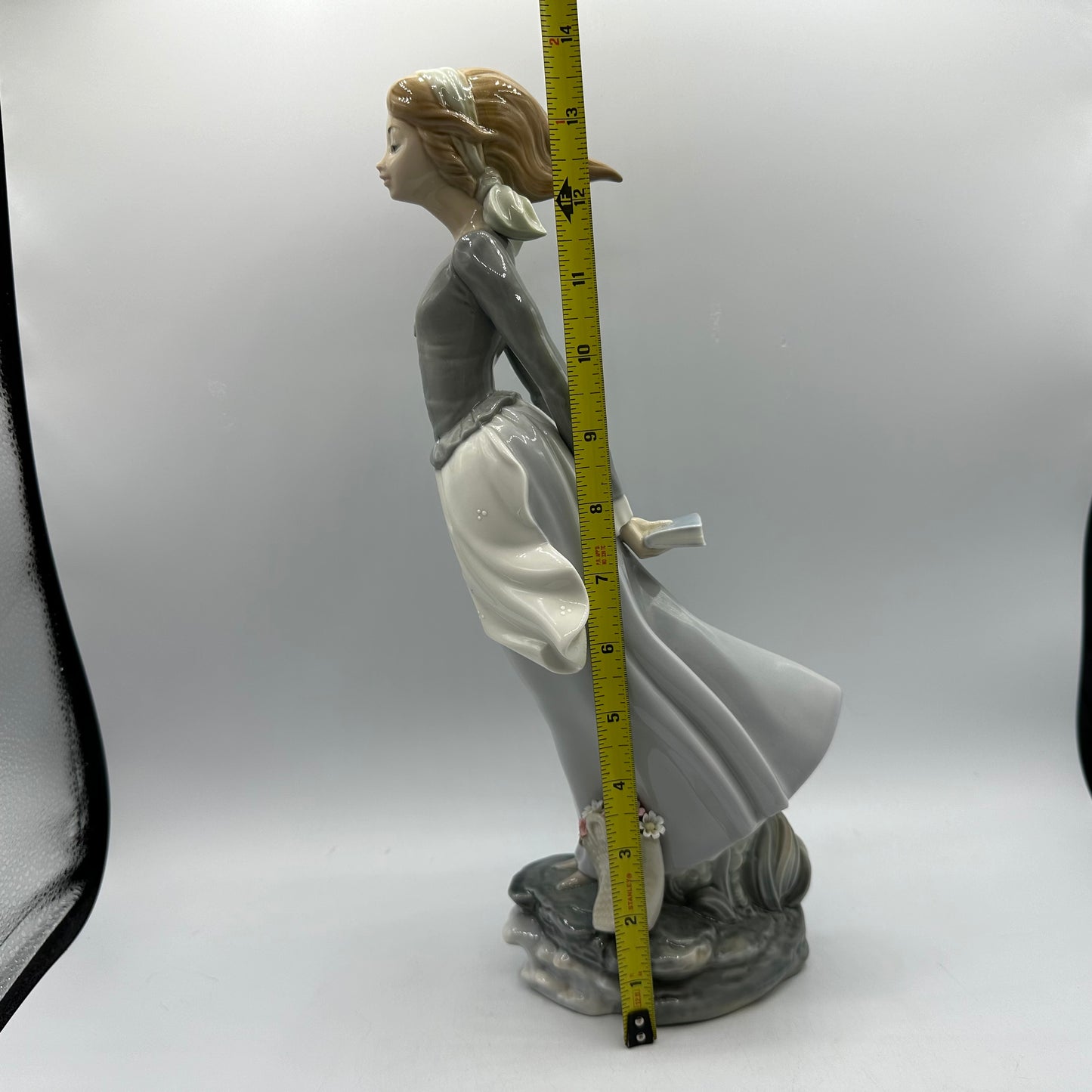 Lladro Porcelain Figurine Windblown Girl #4922 Retired