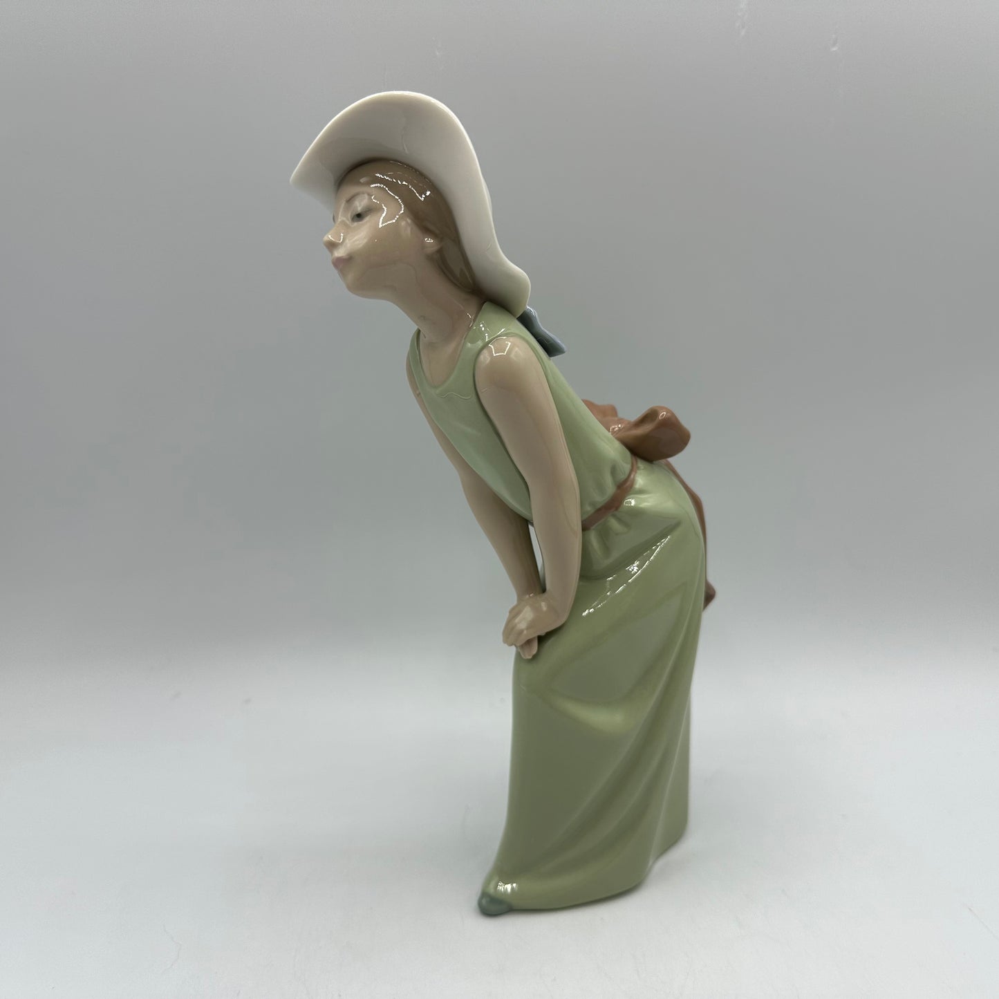 Lladro Porcelain Figurine Curious Girl #5009 Retired