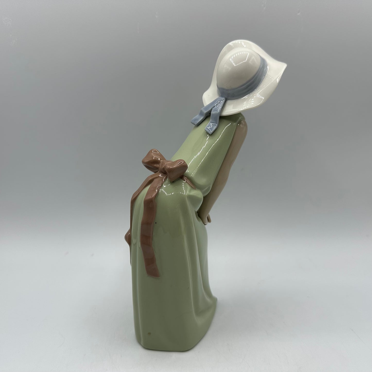 Lladro Porcelain Figurine Curious Girl #5009 Retired