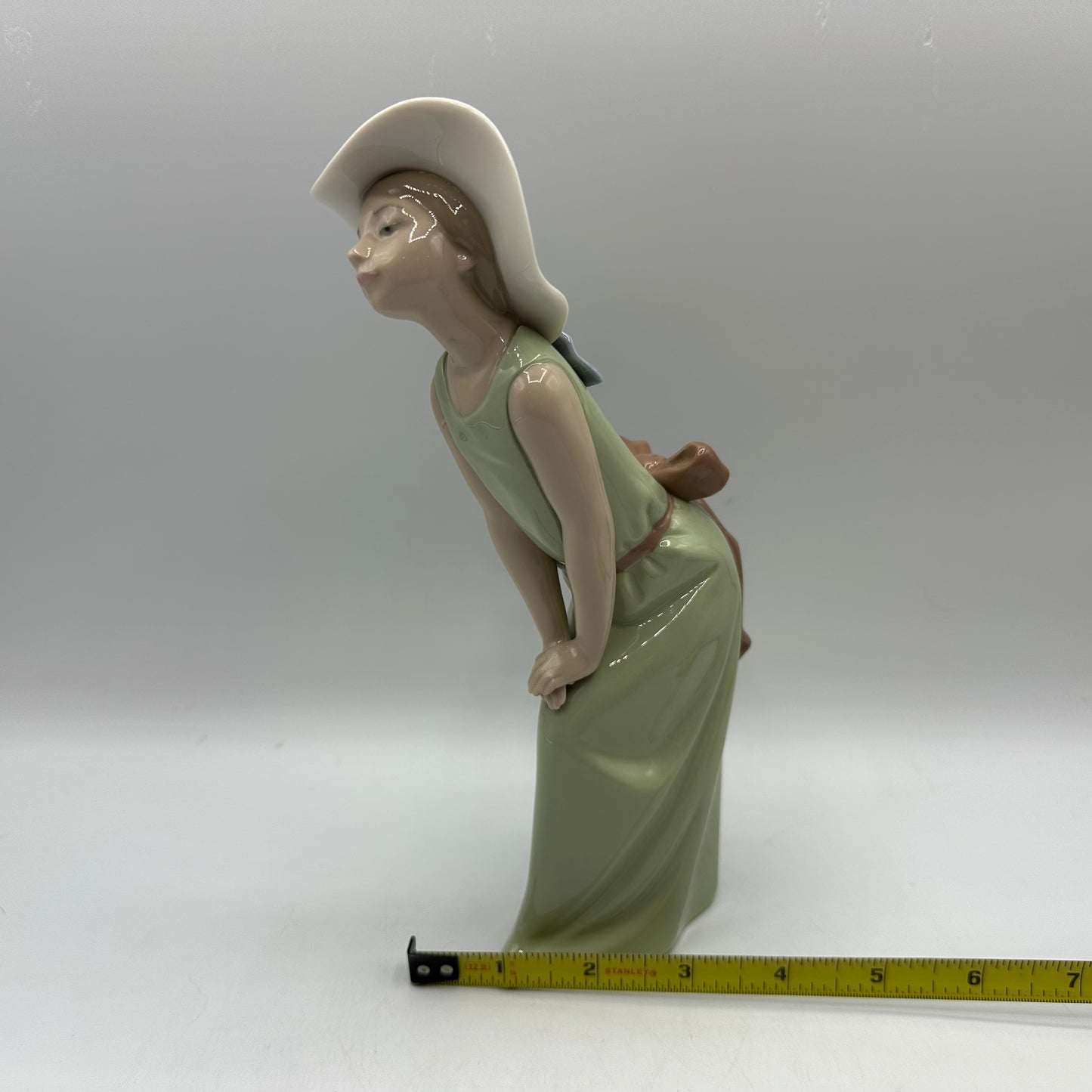 Lladro Porcelain Figurine Curious Girl #5009 Retired