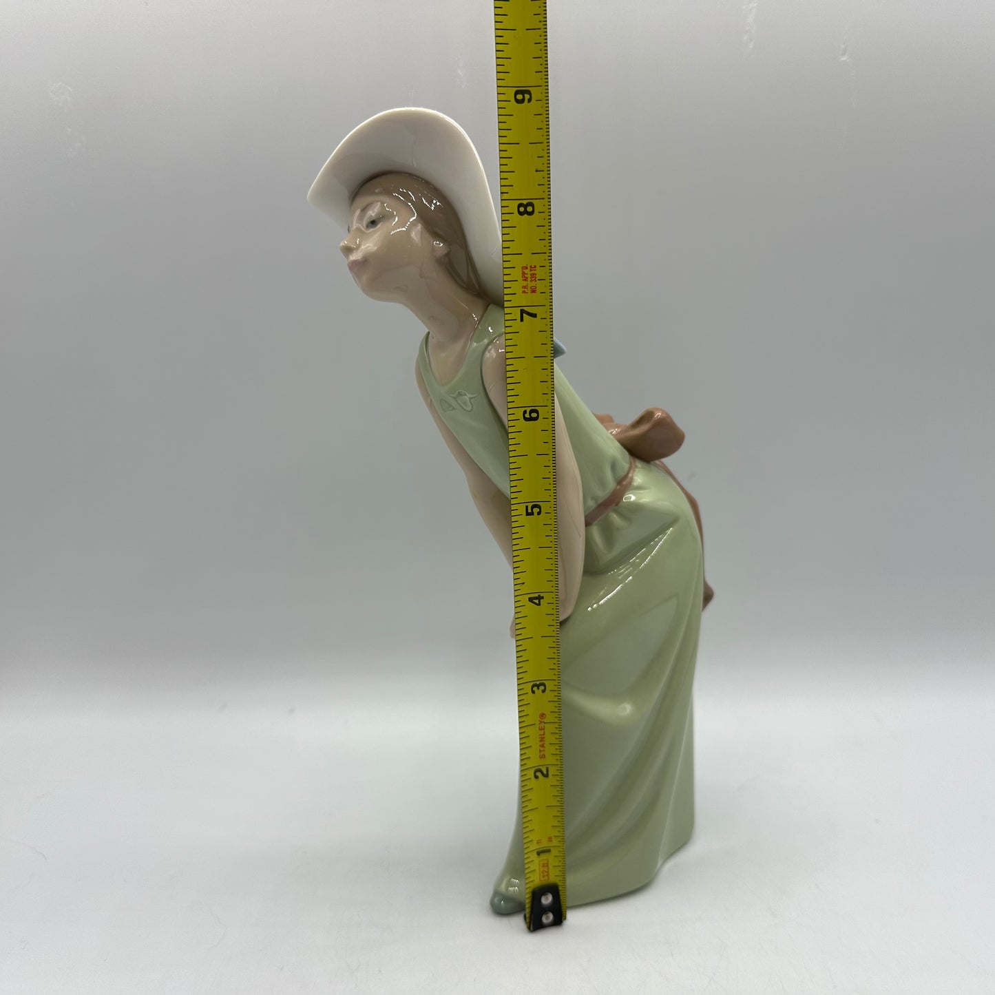Lladro Porcelain Figurine Curious Girl #5009 Retired