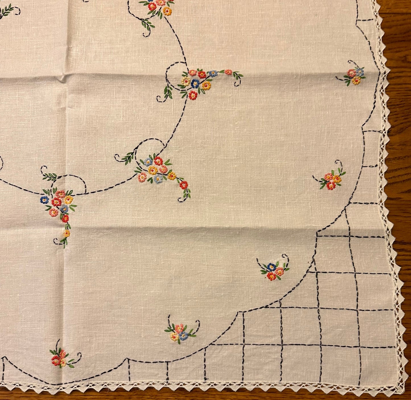 Floral Embroidered Tablecloth and 4 Matching Napkins