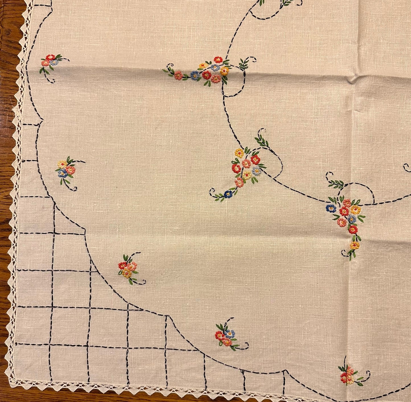 Floral Embroidered Tablecloth and 4 Matching Napkins