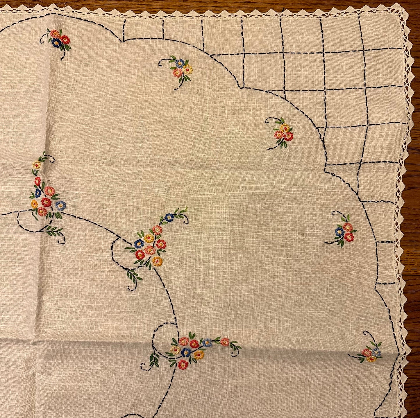 Floral Embroidered Tablecloth and 4 Matching Napkins
