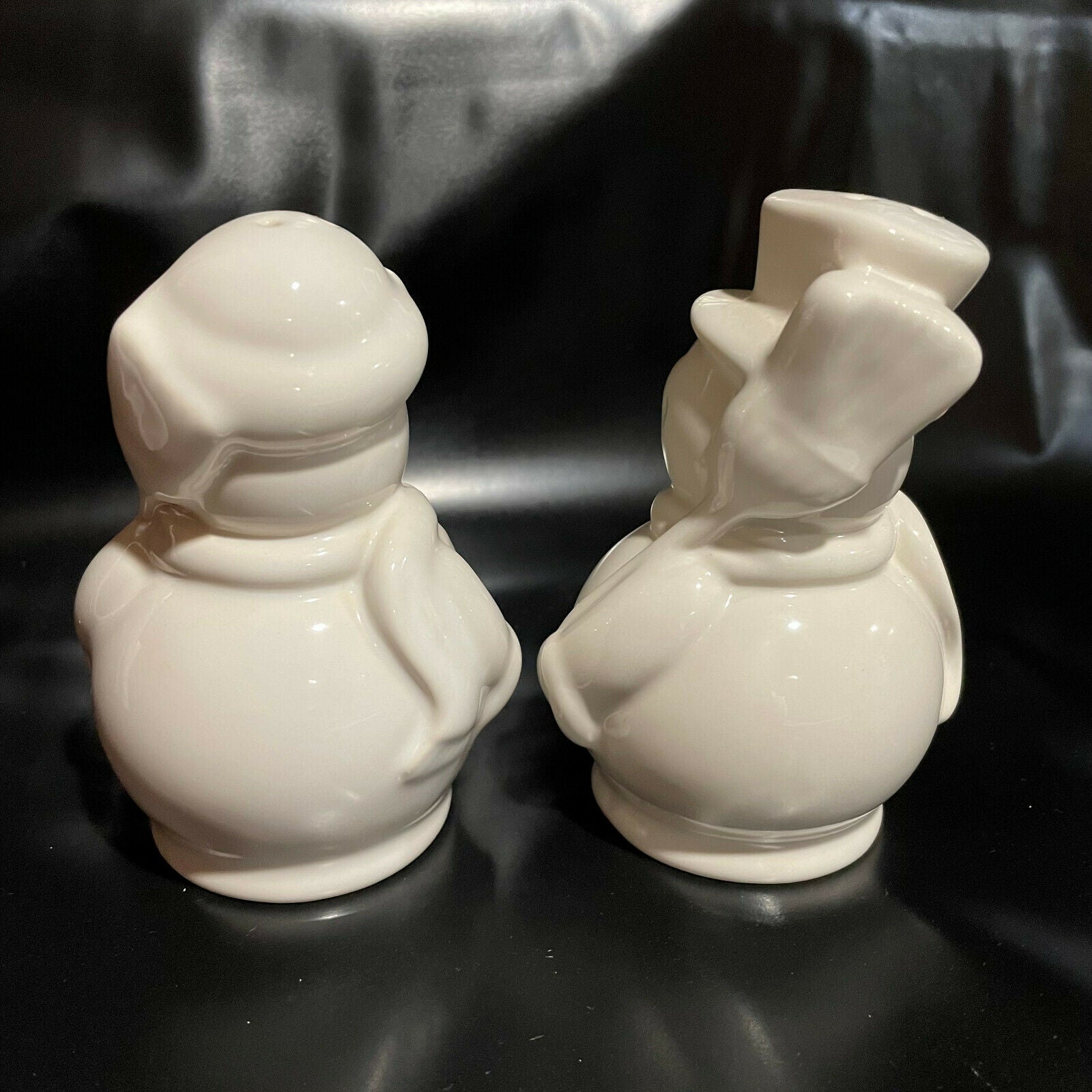 Pfaltzgraff Winterberry Snowman Salt & Peper Shaker Set with Stoppers - Nostalgia 2 Now