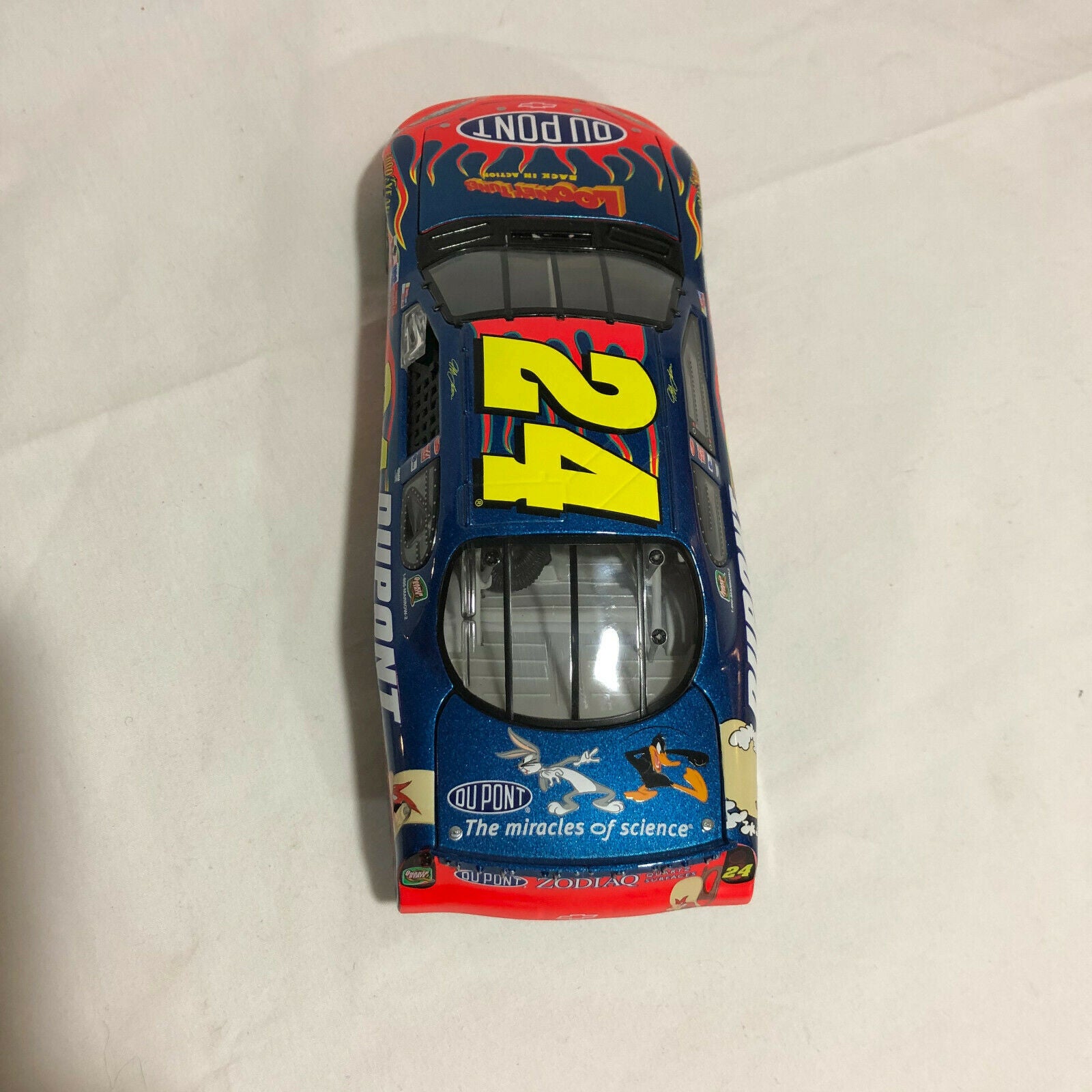1:24 Jeff Gordon #24 DuPont/Looney Tunes 2003 Monte Carlo Action NASCAR - Nostalgia 2 Now