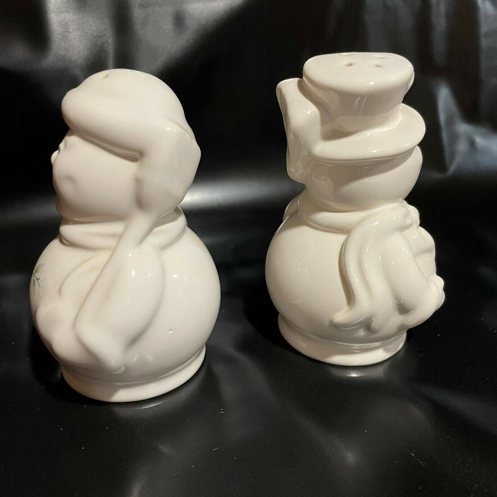 Pfaltzgraff Winterberry Snowman Salt & Peper Shaker Set with Stoppers - Nostalgia 2 Now