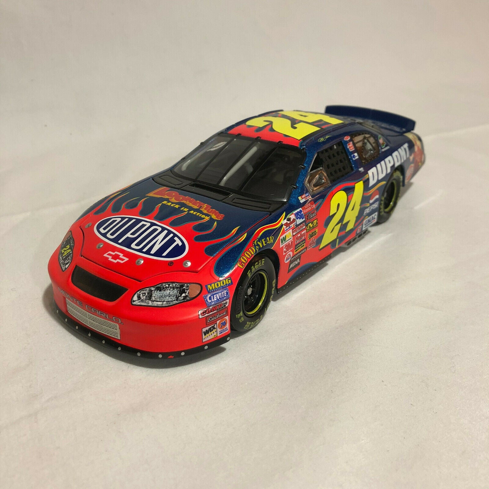 1:24 Jeff Gordon #24 DuPont/Looney Tunes 2003 Monte Carlo Action NASCAR - Nostalgia 2 Now