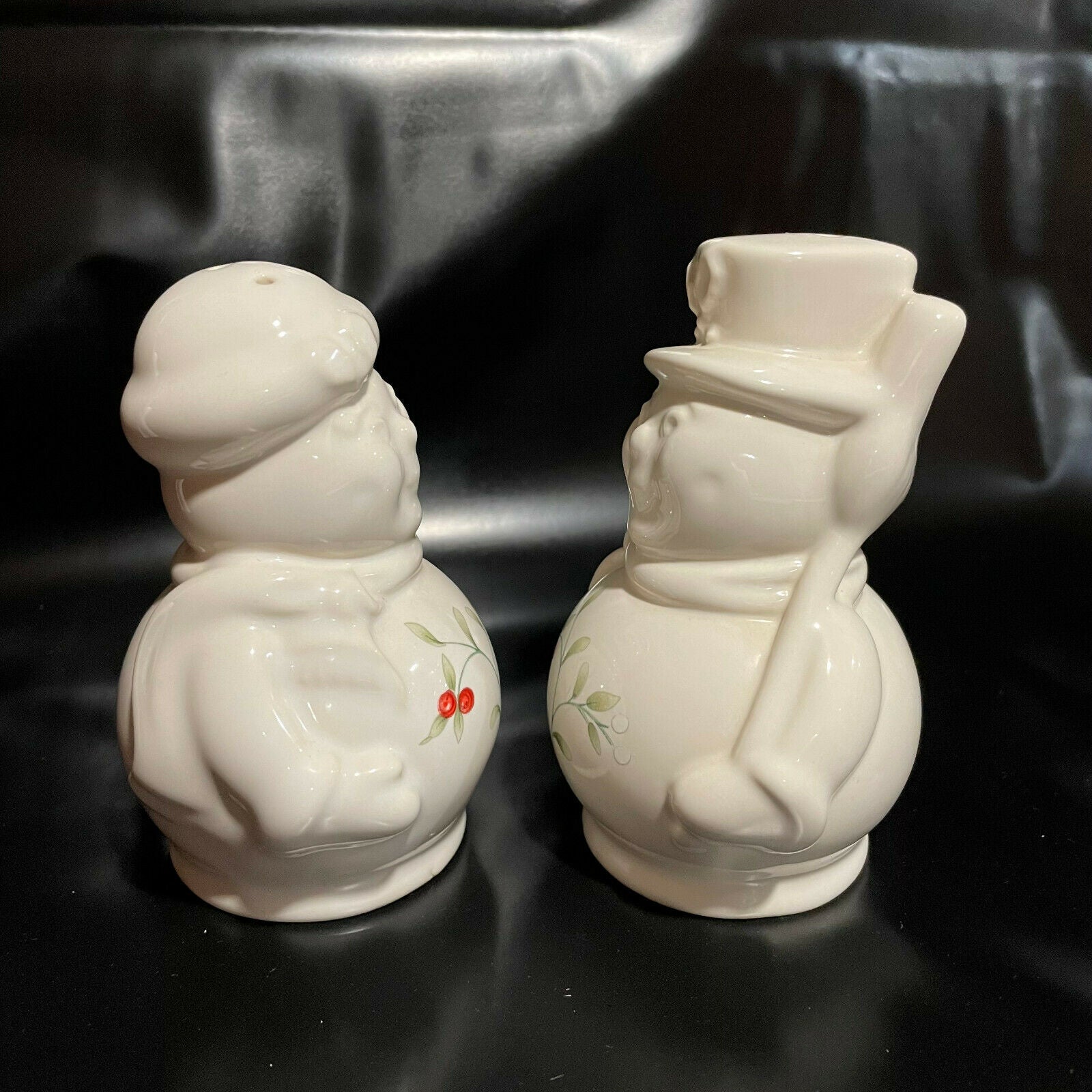 Pfaltzgraff Winterberry Snowman Salt & Peper Shaker Set with Stoppers - Nostalgia 2 Now