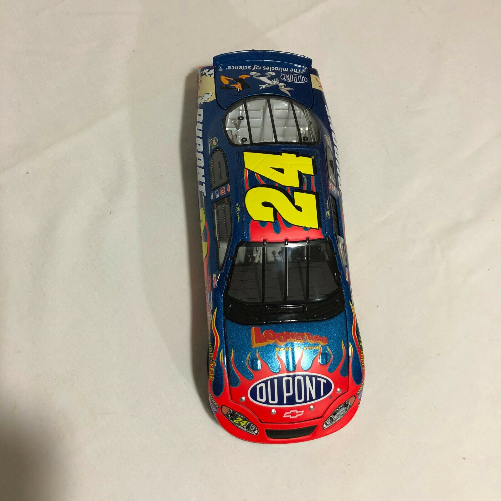 1:24 Jeff Gordon #24 DuPont/Looney Tunes 2003 Monte Carlo Action NASCAR - Nostalgia 2 Now