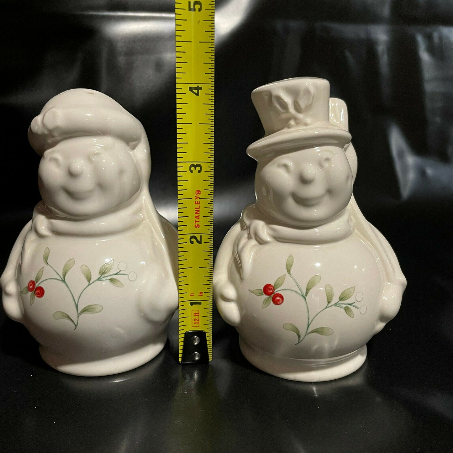 Pfaltzgraff Winterberry Snowman Salt & Peper Shaker Set with Stoppers - Nostalgia 2 Now