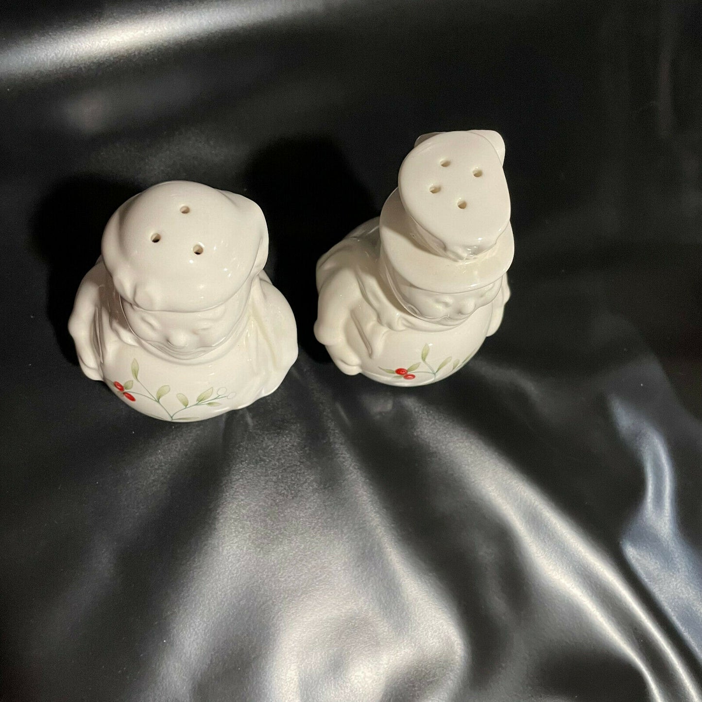 Pfaltzgraff Winterberry Snowman Salt & Peper Shaker Set with Stoppers - Nostalgia 2 Now