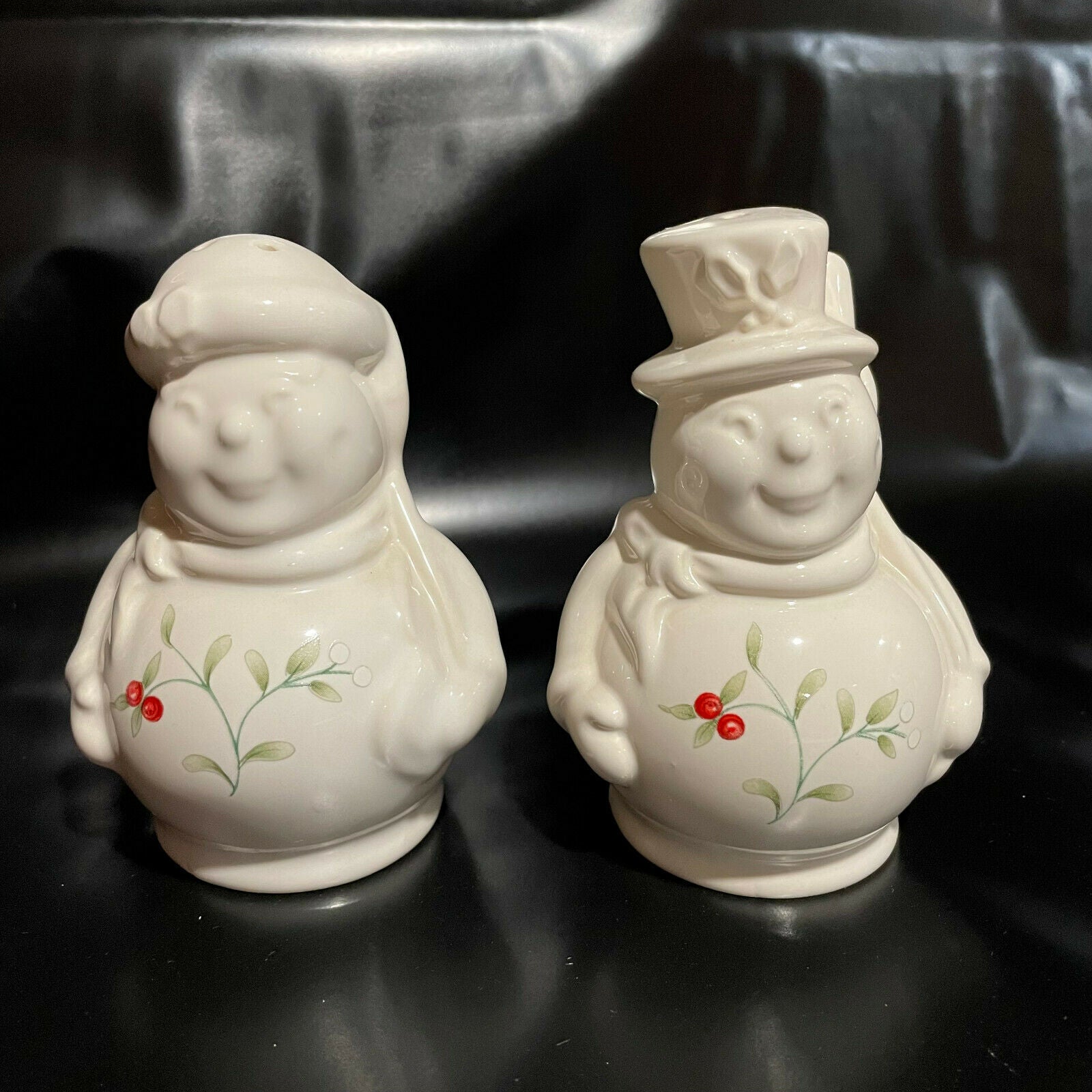 Pfaltzgraff Winterberry Snowman Salt & Peper Shaker Set with Stoppers - Nostalgia 2 Now
