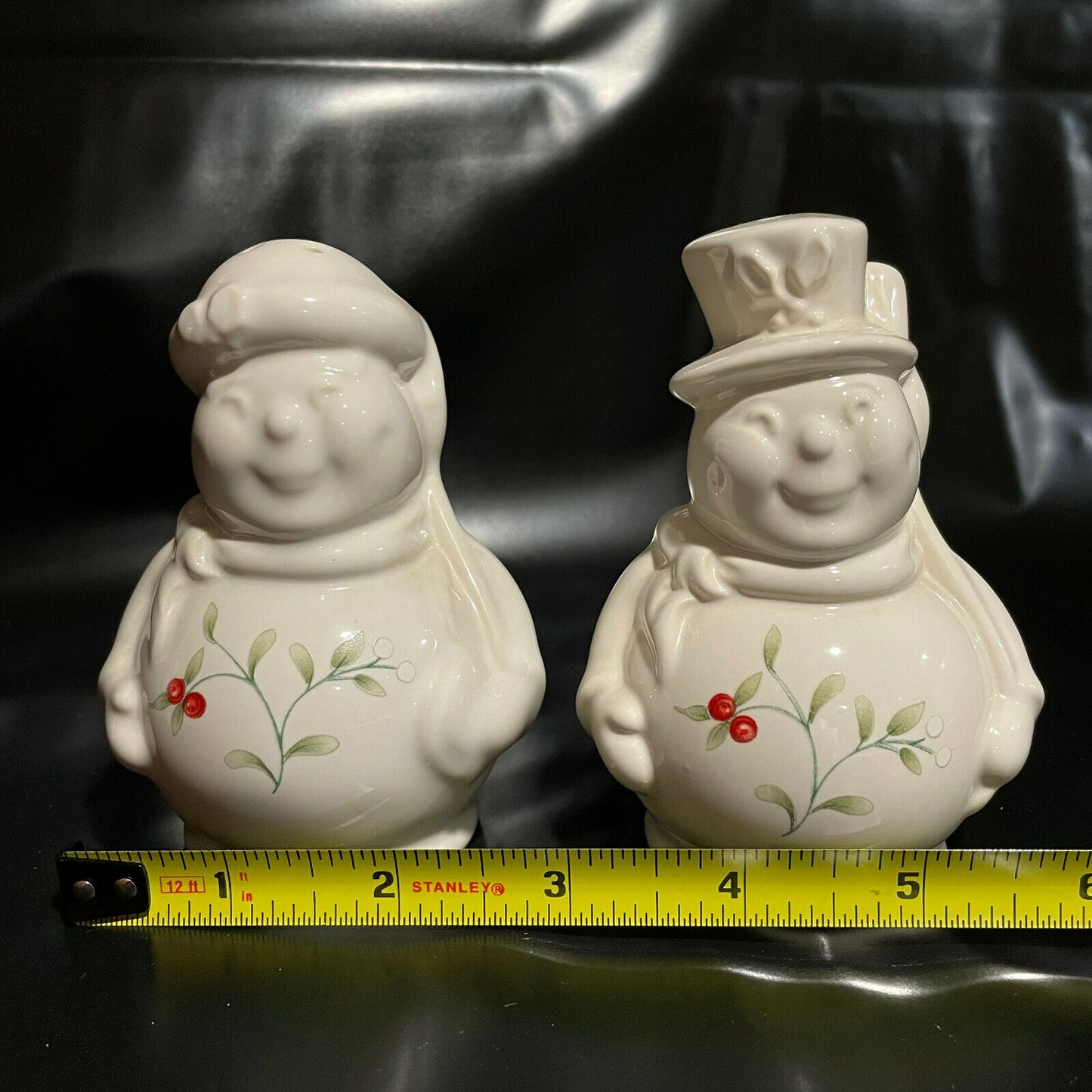 Pfaltzgraff Winterberry Snowman Salt & Peper Shaker Set with Stoppers - Nostalgia 2 Now