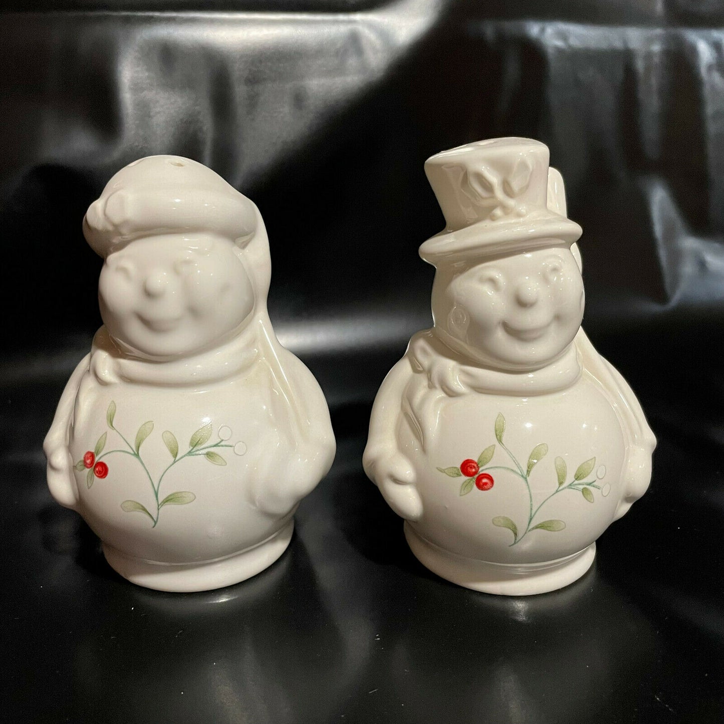 Pfaltzgraff Winterberry Snowman Salt & Peper Shaker Set with Stoppers - Nostalgia 2 Now