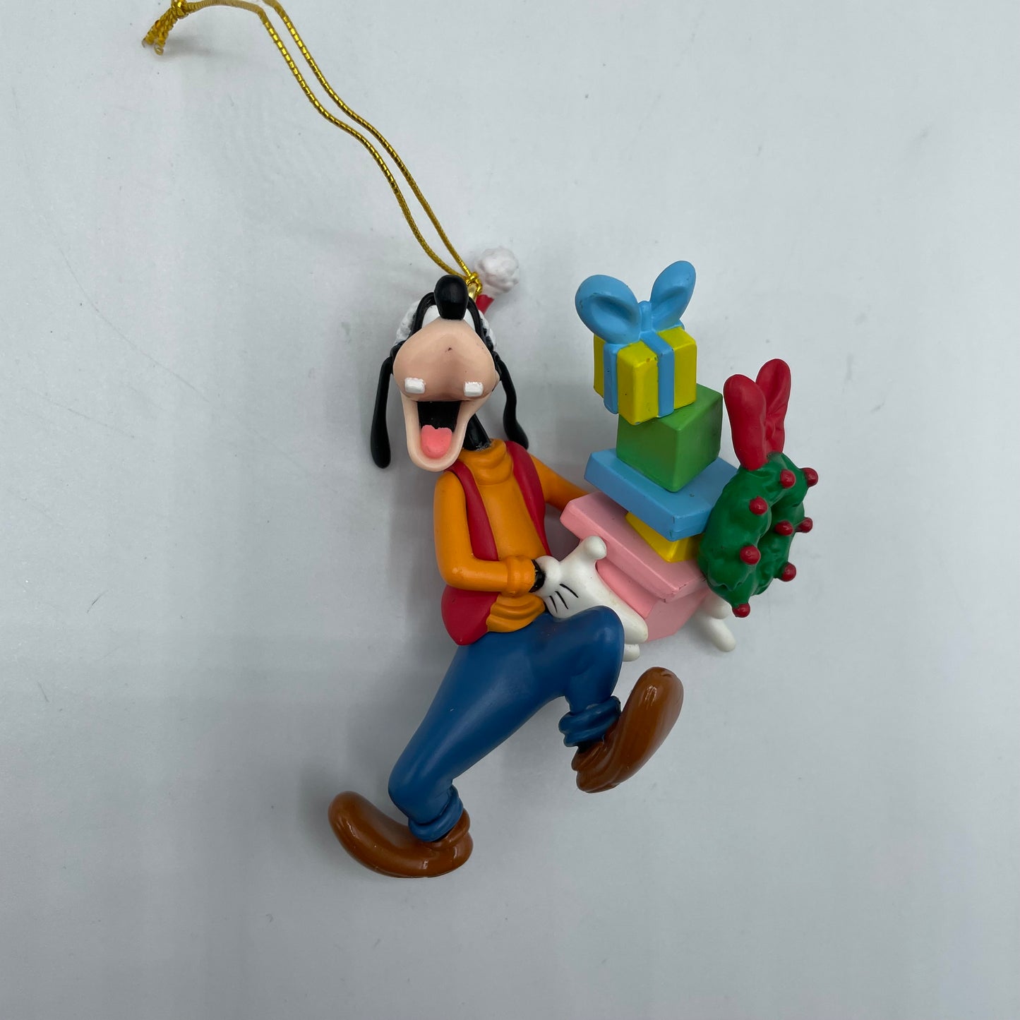 Disney Enesco Tree-rific Treasures Goofy and a Pile of Presents Christmas Ornament