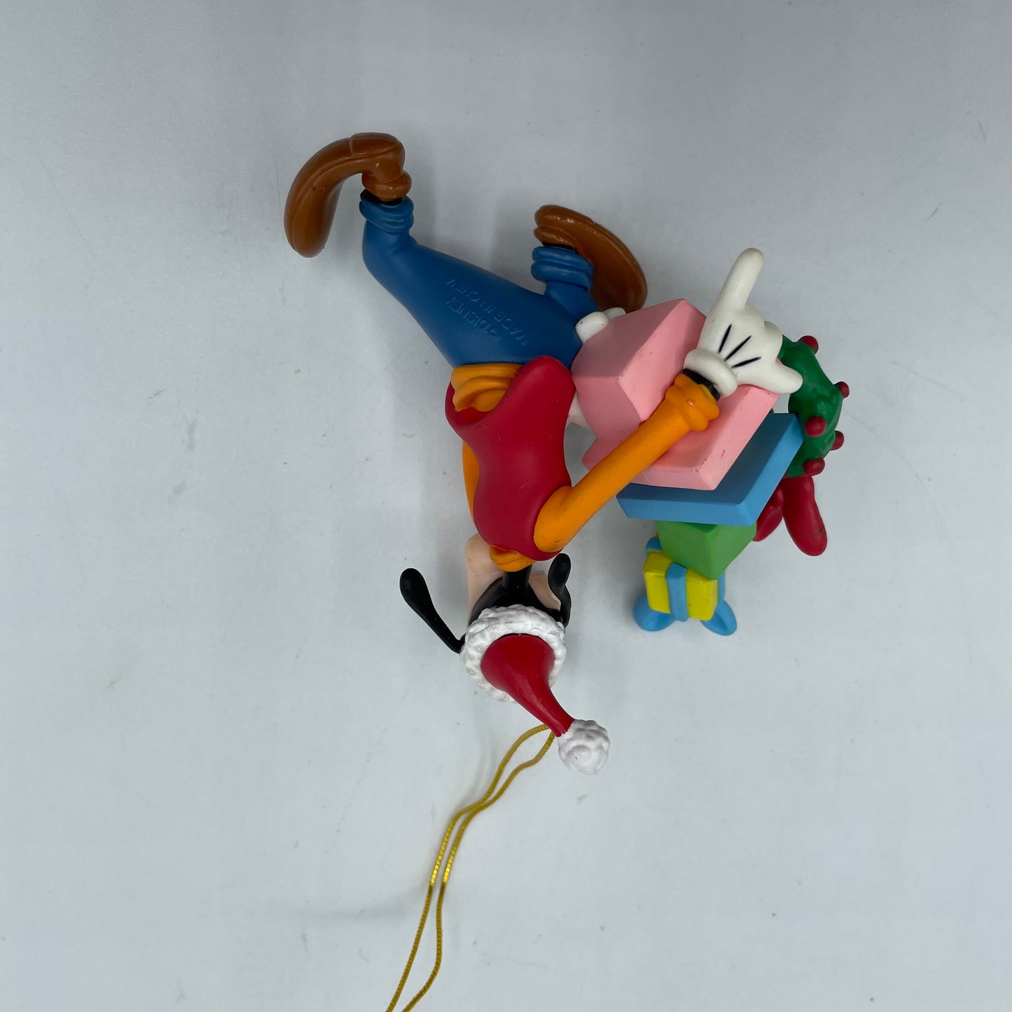 Disney Enesco Tree-rific Treasures Goofy and a Pile of Presents Christmas Ornament