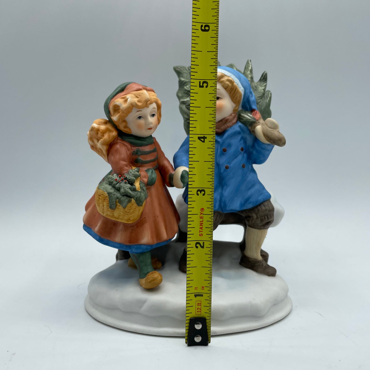 1981 Avon Christmas Memories Figurine Sharing the Christmas Spirit
