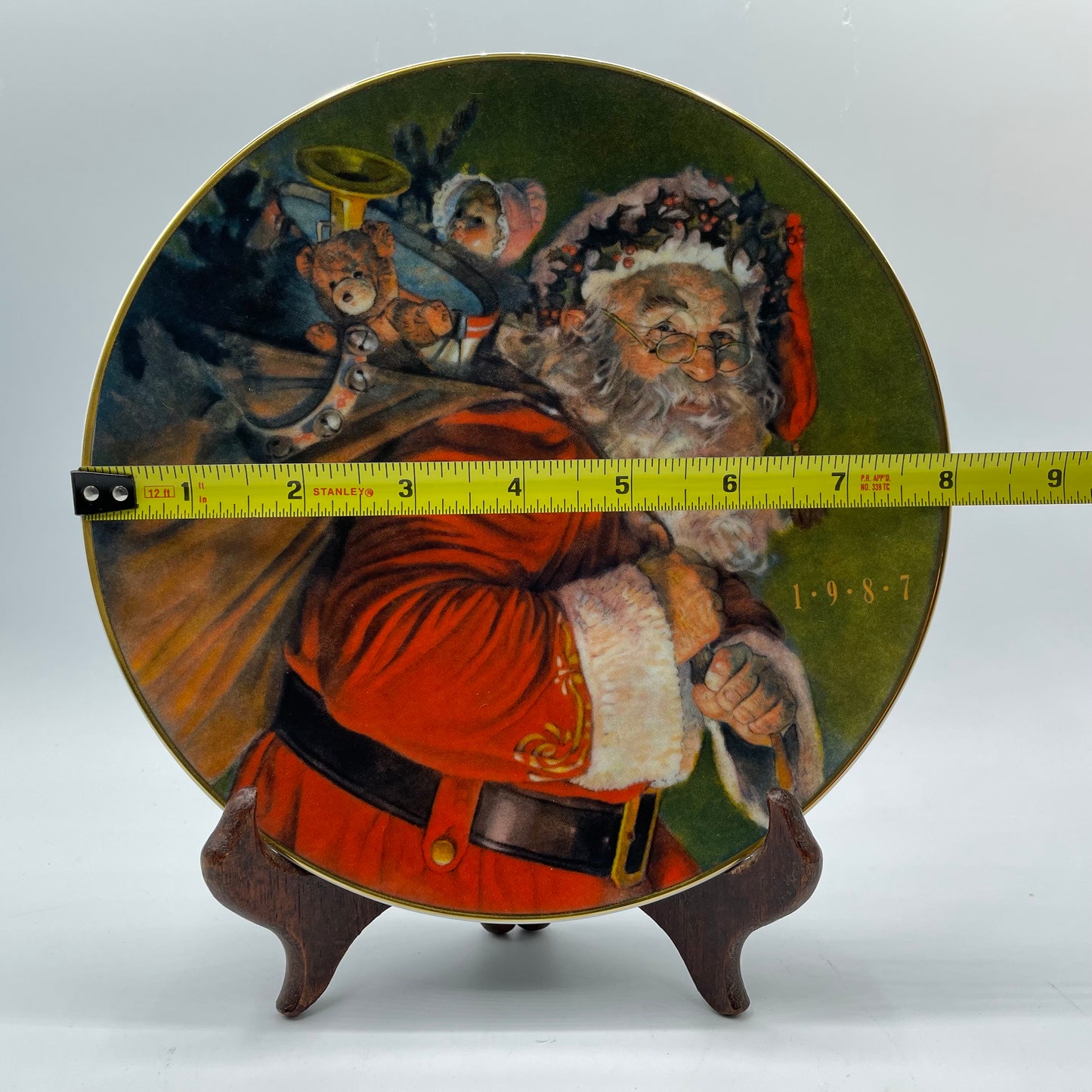 1987 Avon Christmas Collectors Plate The Magic that Santa Brings