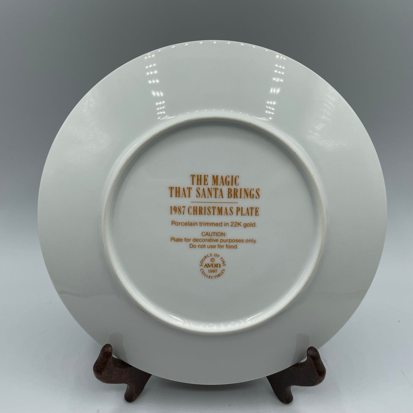 1987 Avon Christmas Collectors Plate The Magic that Santa Brings