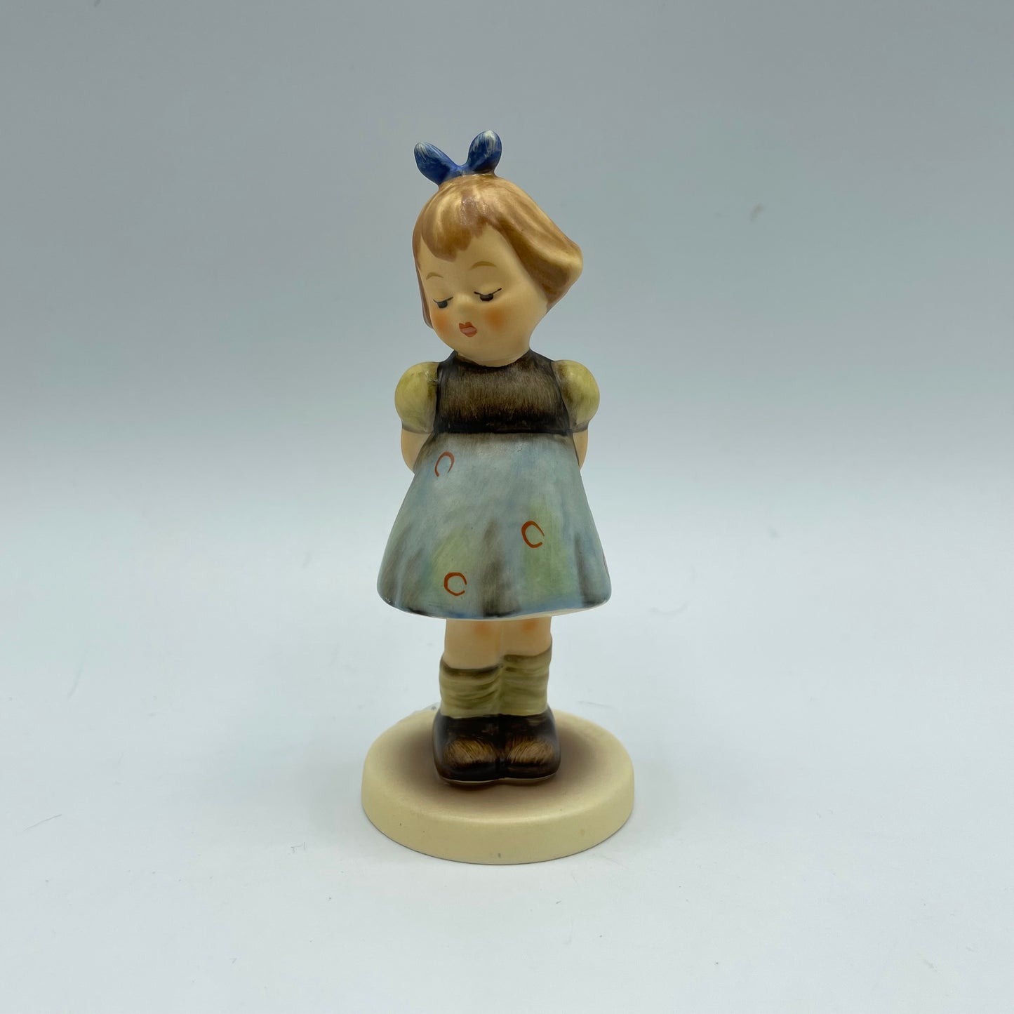 Goebel M.J. Hummel Club Figurine "Two Hands, One Treat" 1988