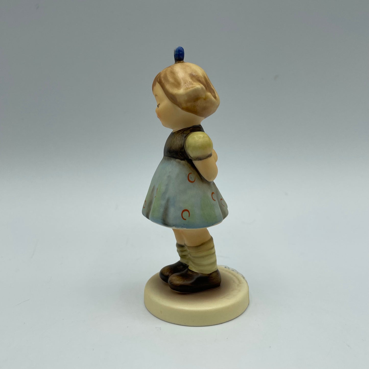 Goebel M.J. Hummel Club Figurine "Two Hands, One Treat" 1988