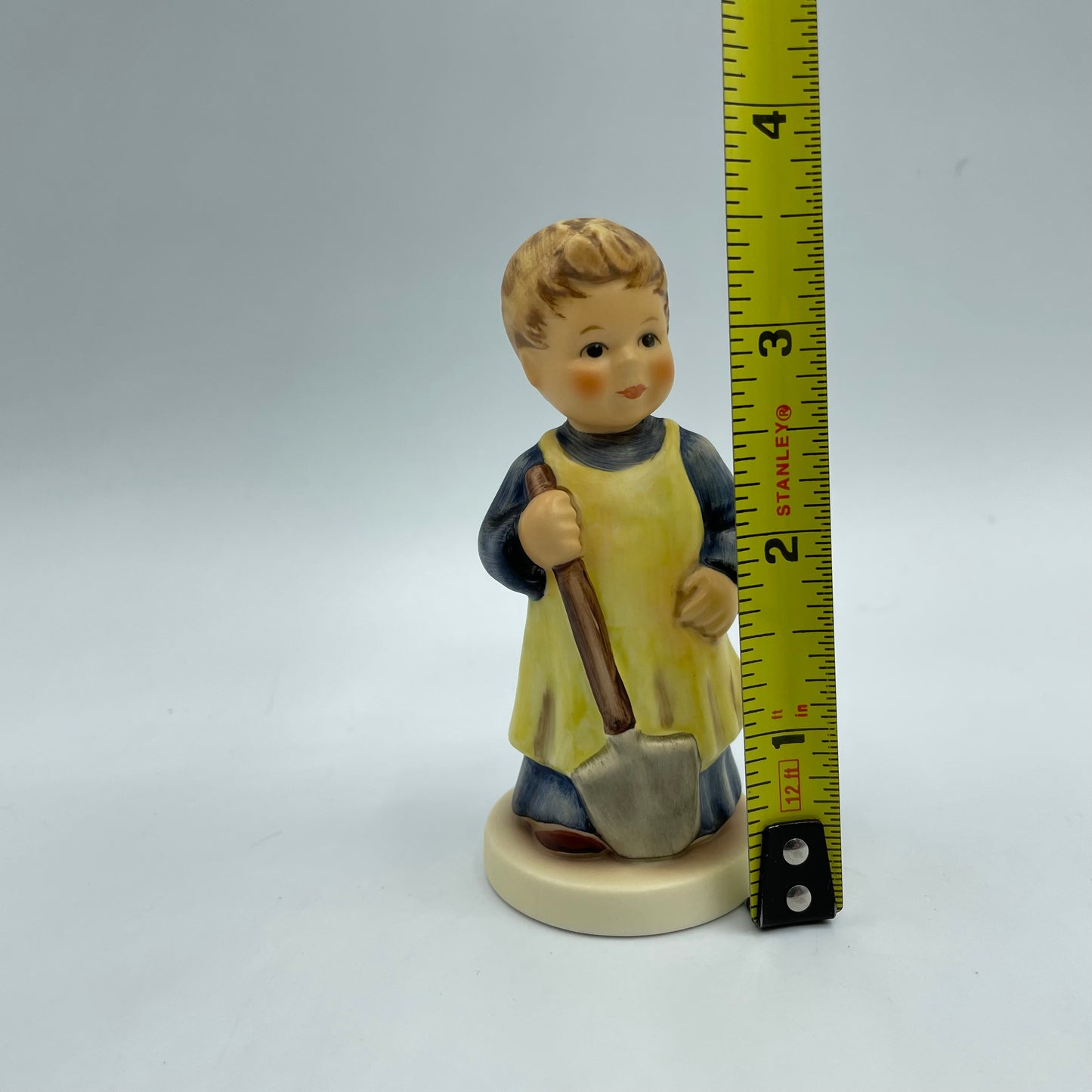 Goebel M.J. Hummel Club Figurine "Garden Treasures" 1998/99