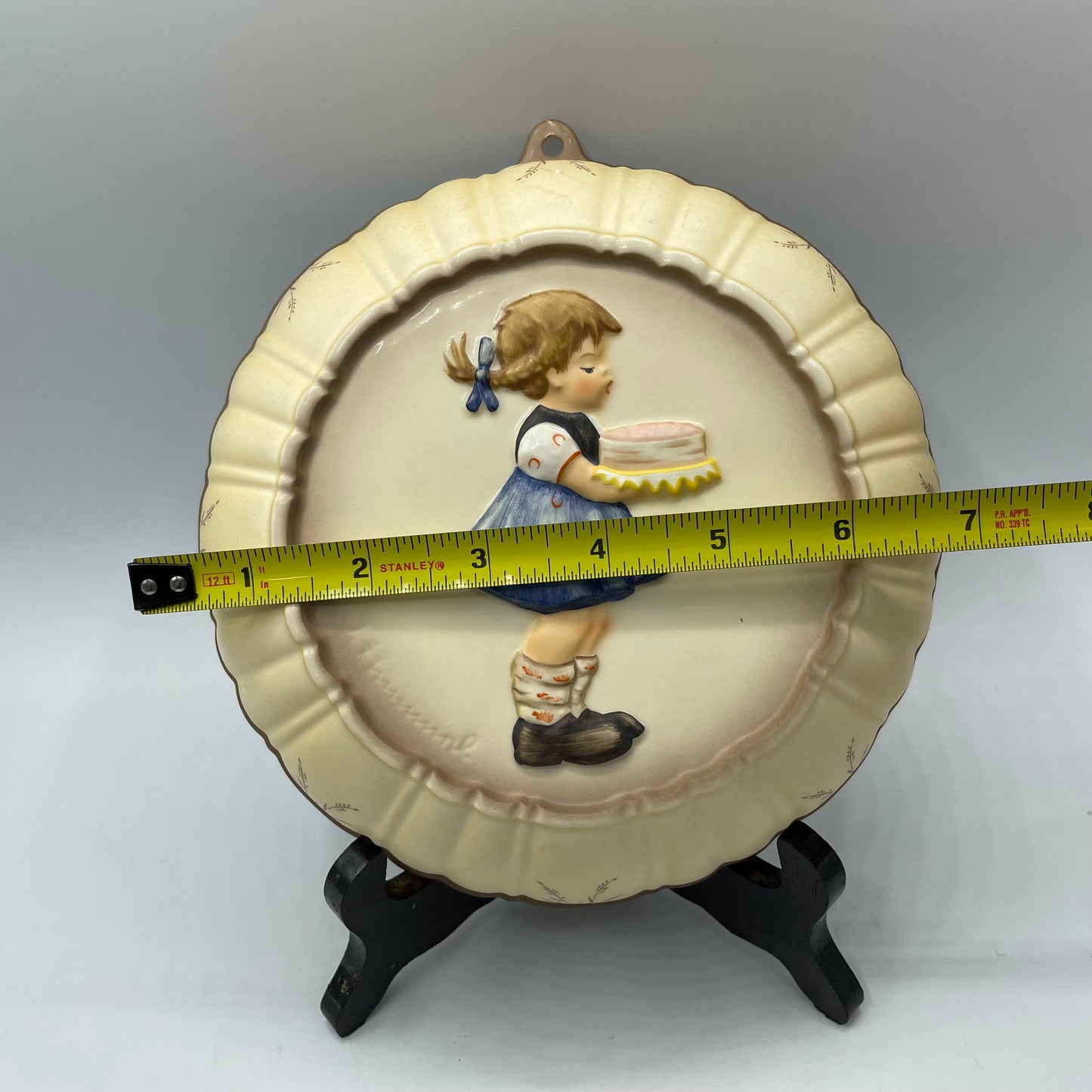 Goebel M.J.Hummel "Sweet As Can Be" Kitchen Baking Mold Round