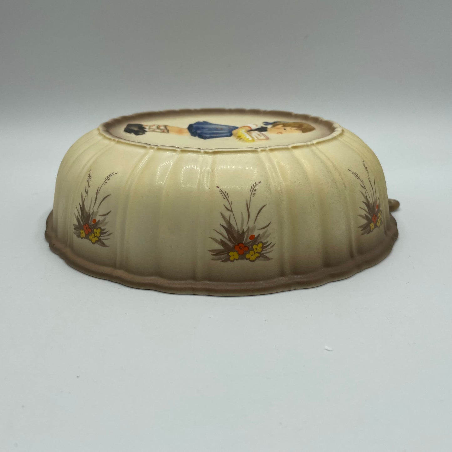 Goebel M.J.Hummel "Sweet As Can Be" Kitchen Baking Mold Round