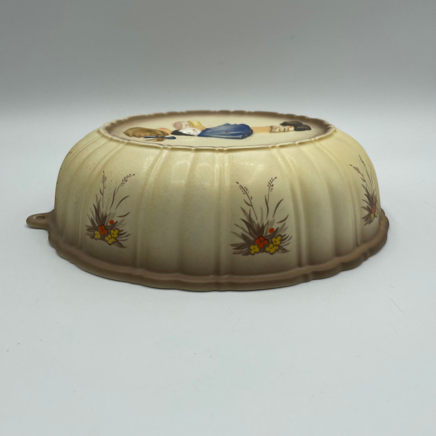 Goebel M.J.Hummel "Sweet As Can Be" Kitchen Baking Mold Round