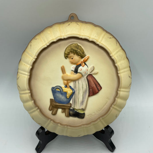Goebel M.J.Hummel "Baking Day" Kitchen Baking Mold Round