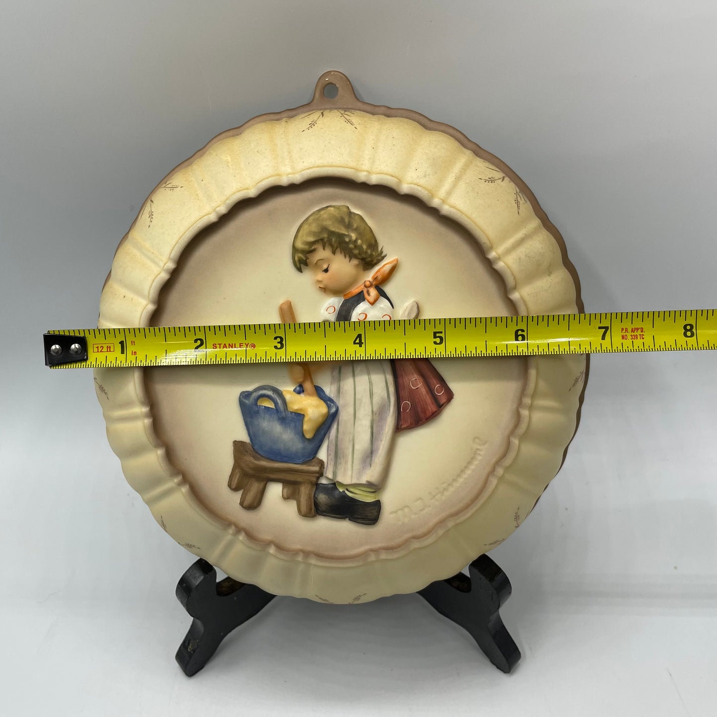 Goebel M.J.Hummel "Baking Day" Kitchen Baking Mold Round