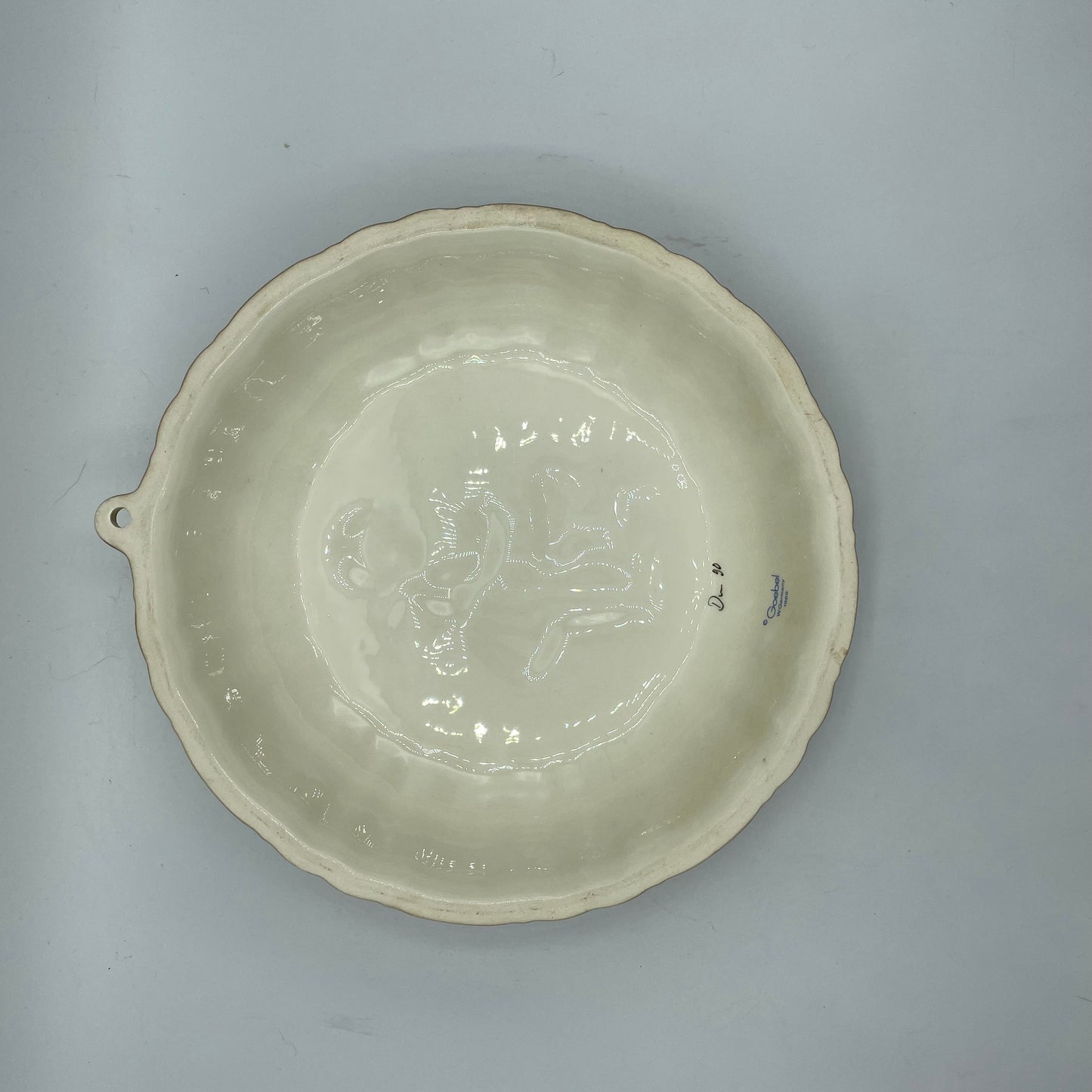 Goebel M.J.Hummel "Baking Day" Kitchen Baking Mold Round