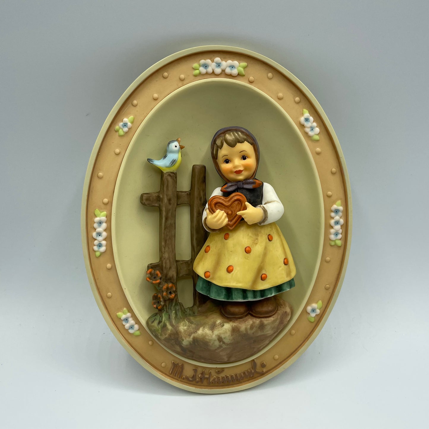 M.J. Hummel Wall Plate "Sweet Greetings" Blossoms in Childhood Series