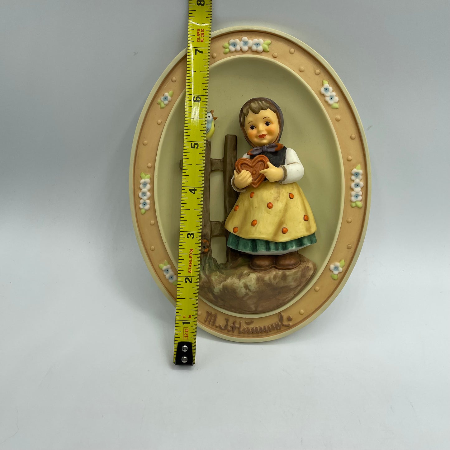 M.J. Hummel Wall Plate "Sweet Greetings" Blossoms in Childhood Series