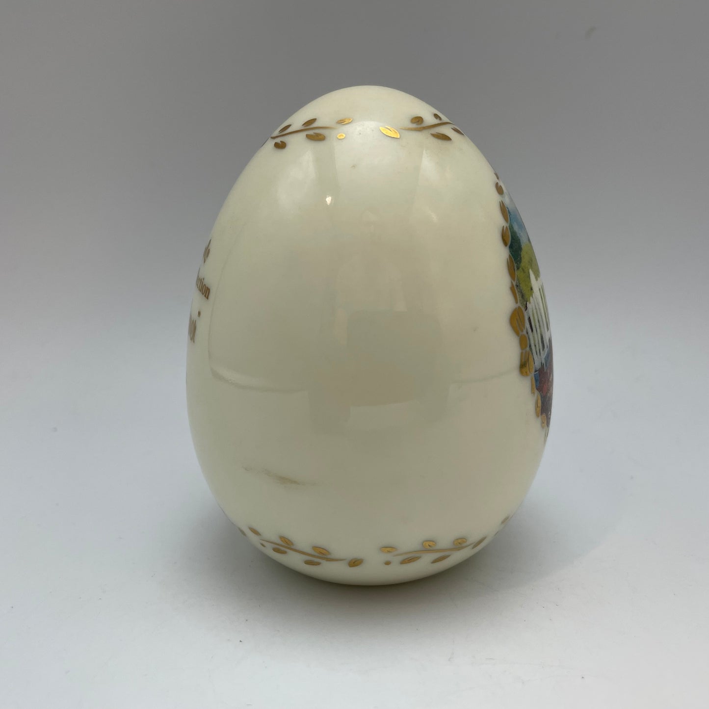 M.J. Hummel Porcelain Egg "Little Gardener" 1994 Danbury Mint
