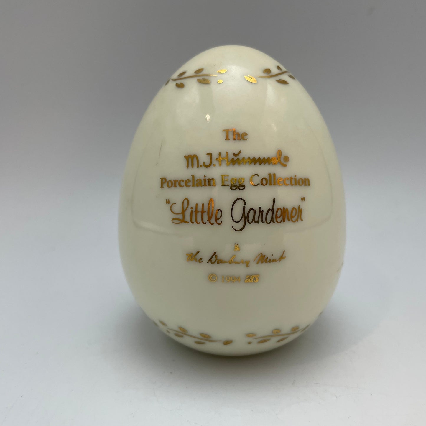M.J. Hummel Porcelain Egg "Little Gardener" 1994 Danbury Mint