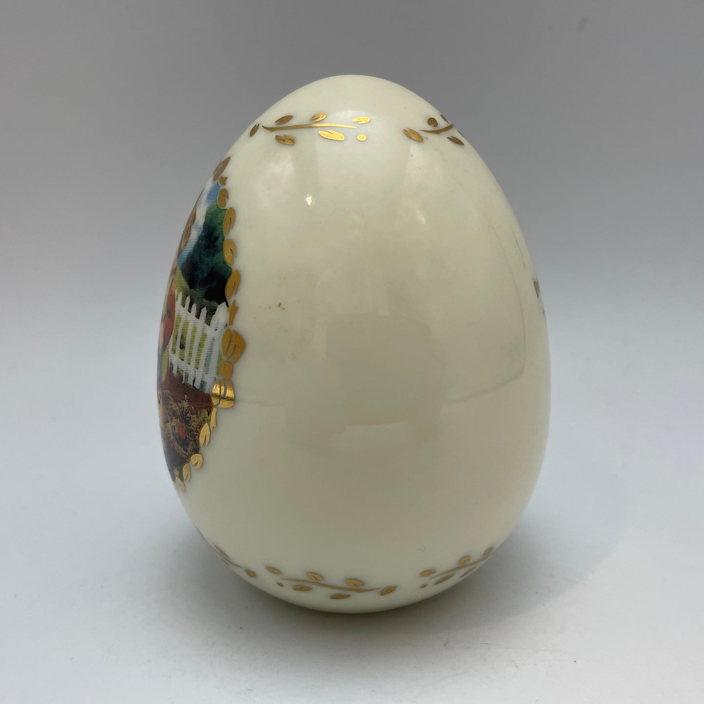 M.J. Hummel Porcelain Egg "Little Gardener" 1994 Danbury Mint