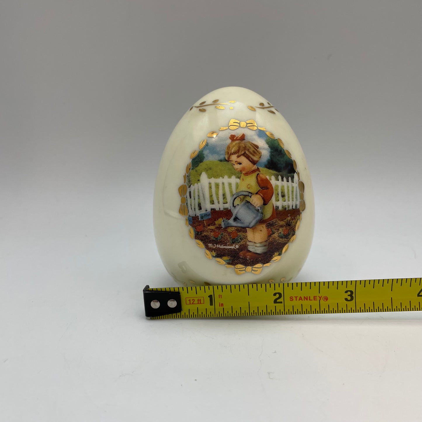 M.J. Hummel Porcelain Egg "Little Gardener" 1994 Danbury Mint