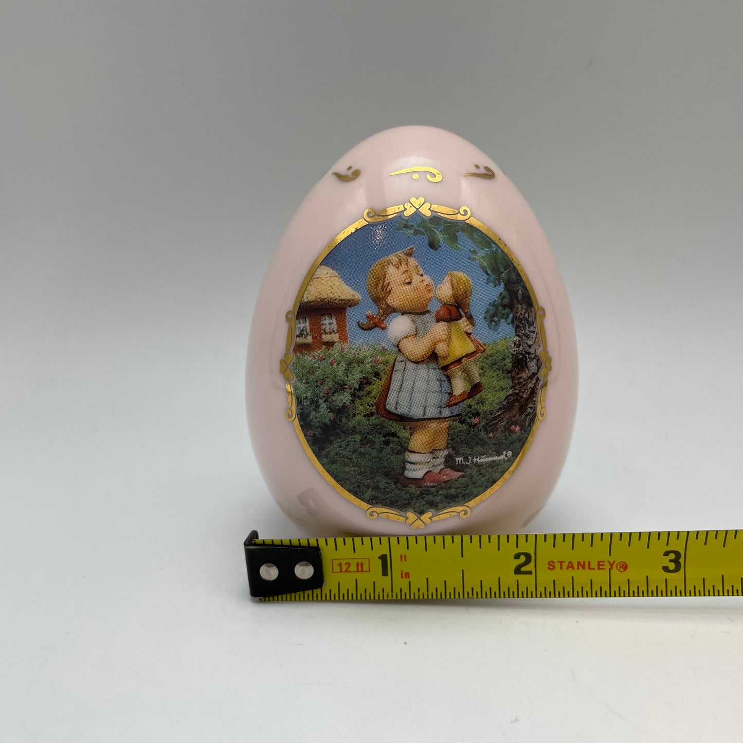 M.J. Hummel Porcelain Egg "Kiss Me" 1994 Danbury Mint