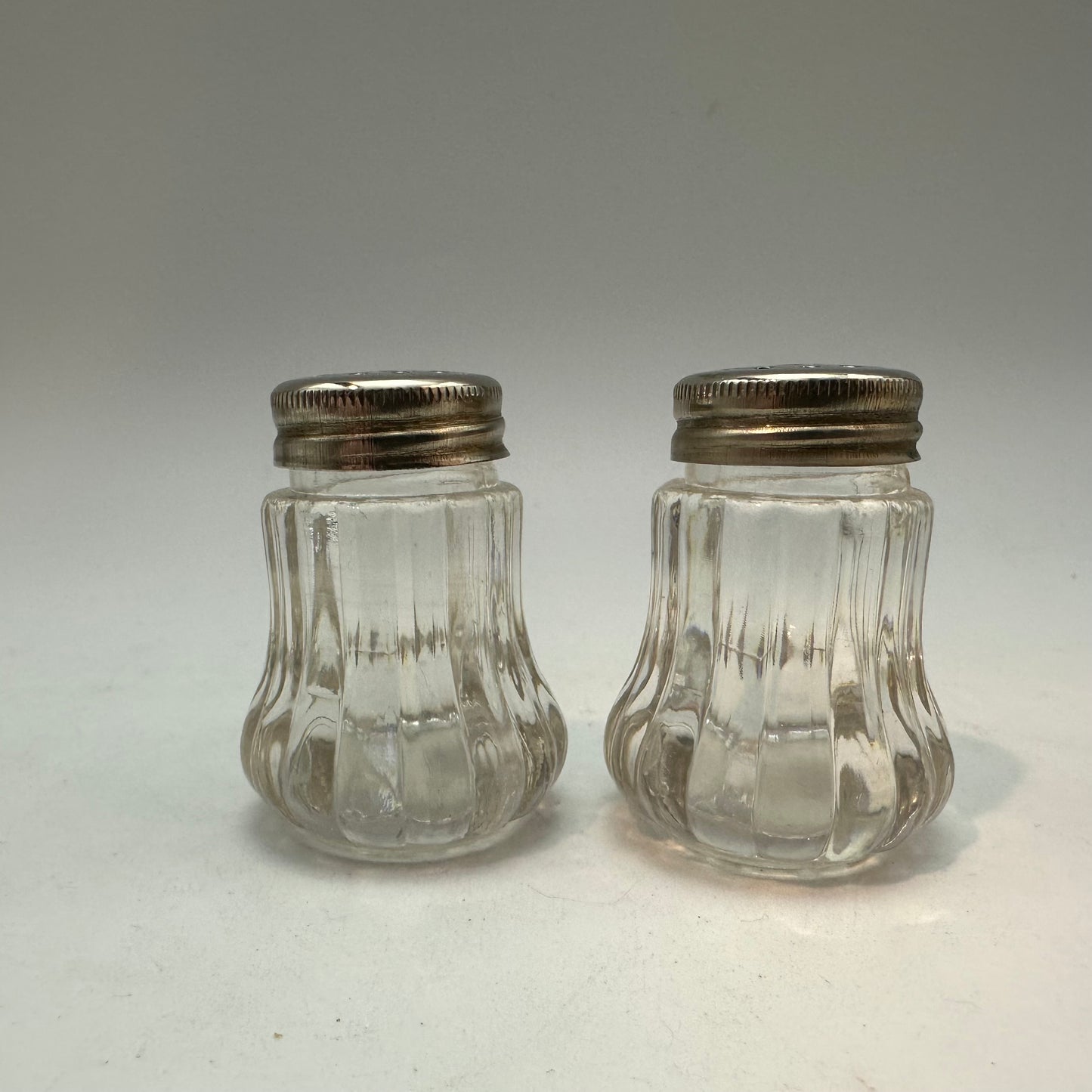 Small Clear Plastic Salt & Pepper Shakers With Metal Tops