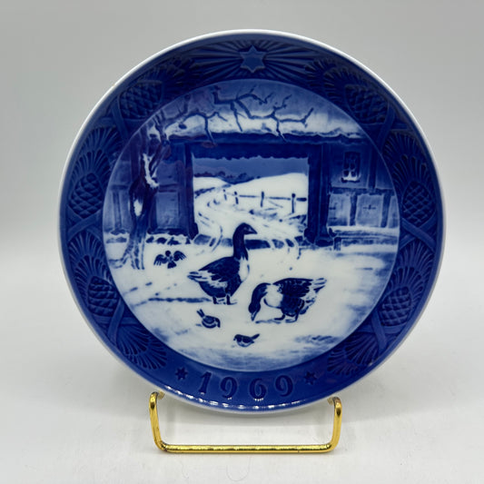 Royal Copenhagen Kai Lange Christmas Plate 1969 In the Old Farmyard