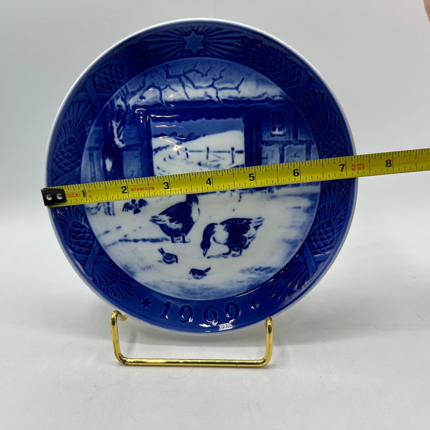 Royal Copenhagen Kai Lange Christmas Plate 1969 In the Old Farmyard