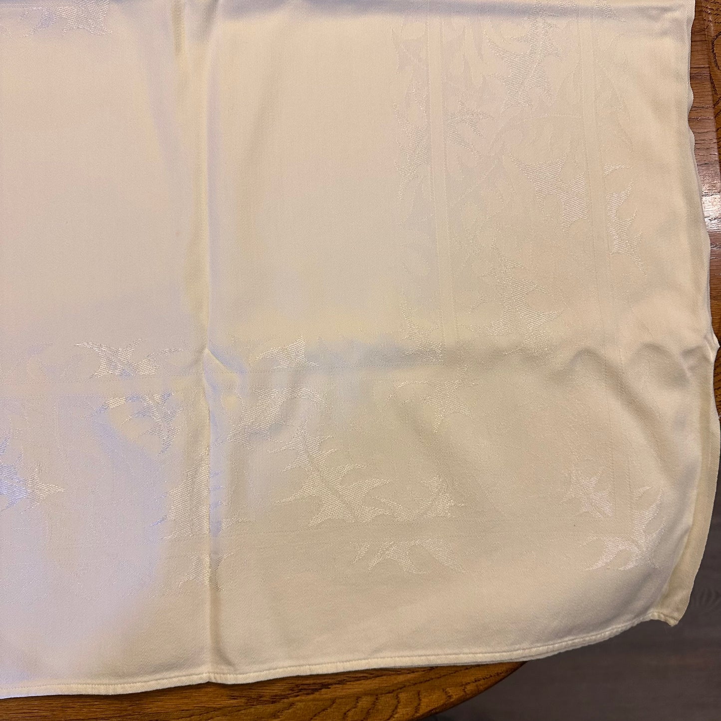 Light Green Damask Tablecloth, 70 X 53, Leaf design