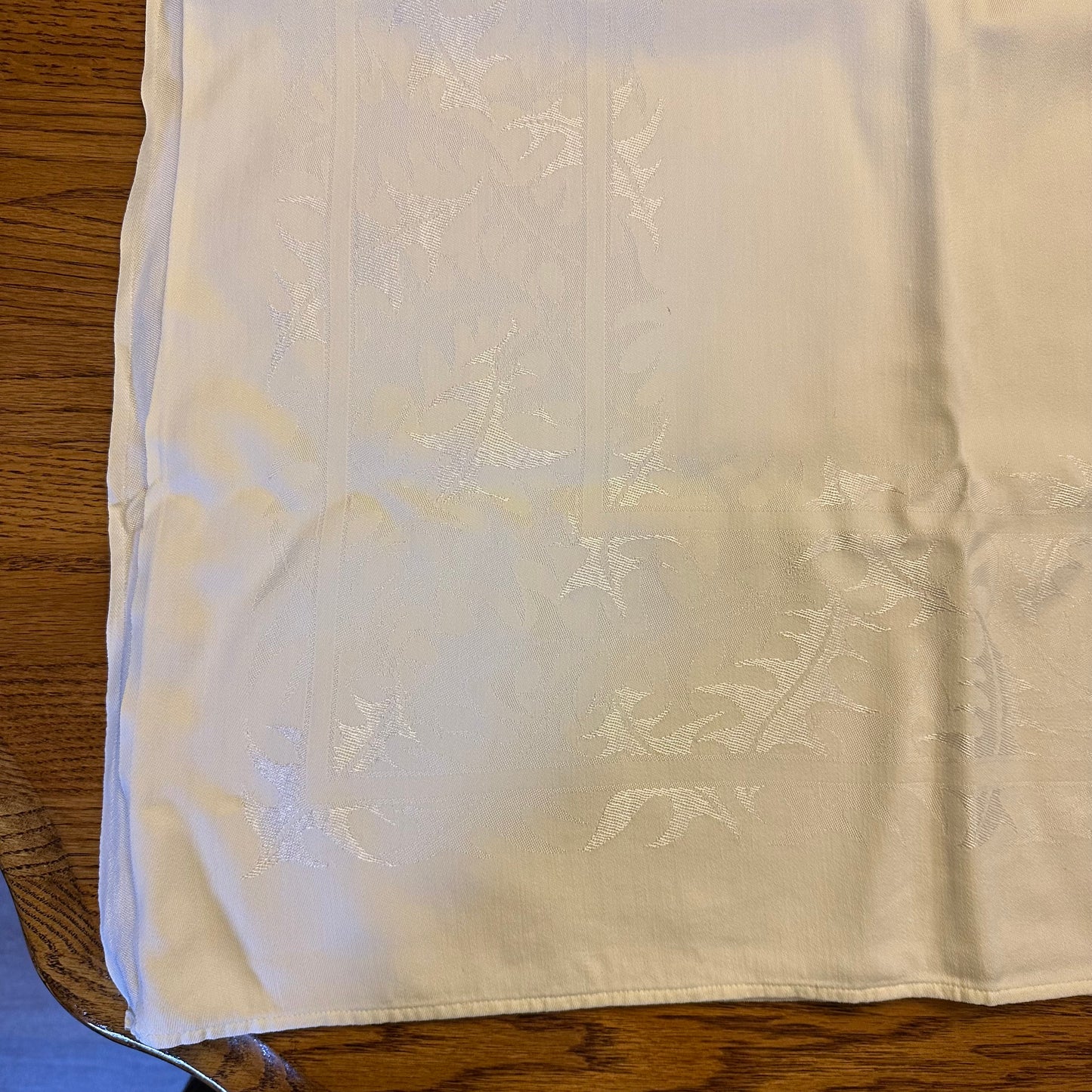 Light Green Damask Tablecloth, 70 X 53, Leaf design